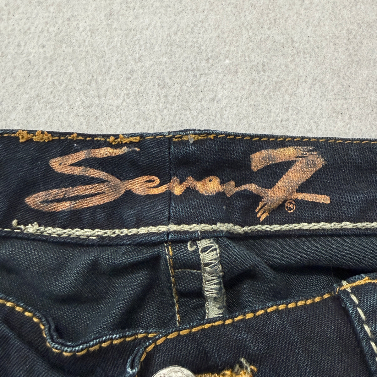 Seven7 Women's Indigo Wash Denim Flare Jeans Swirl Embroidered Pocket Size 32