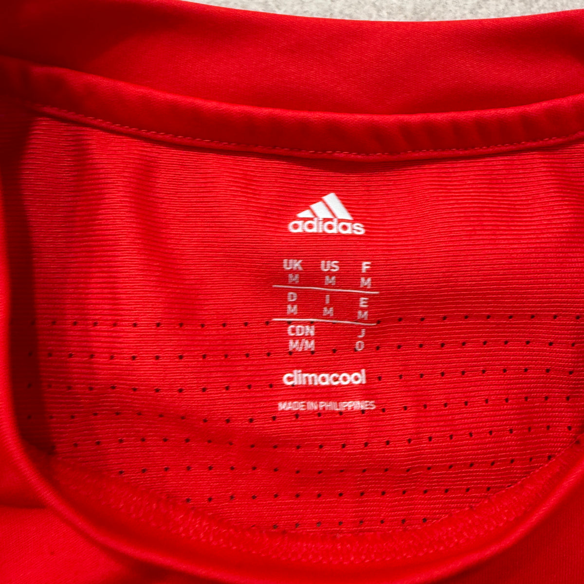 Adidas Climacool size M neck print