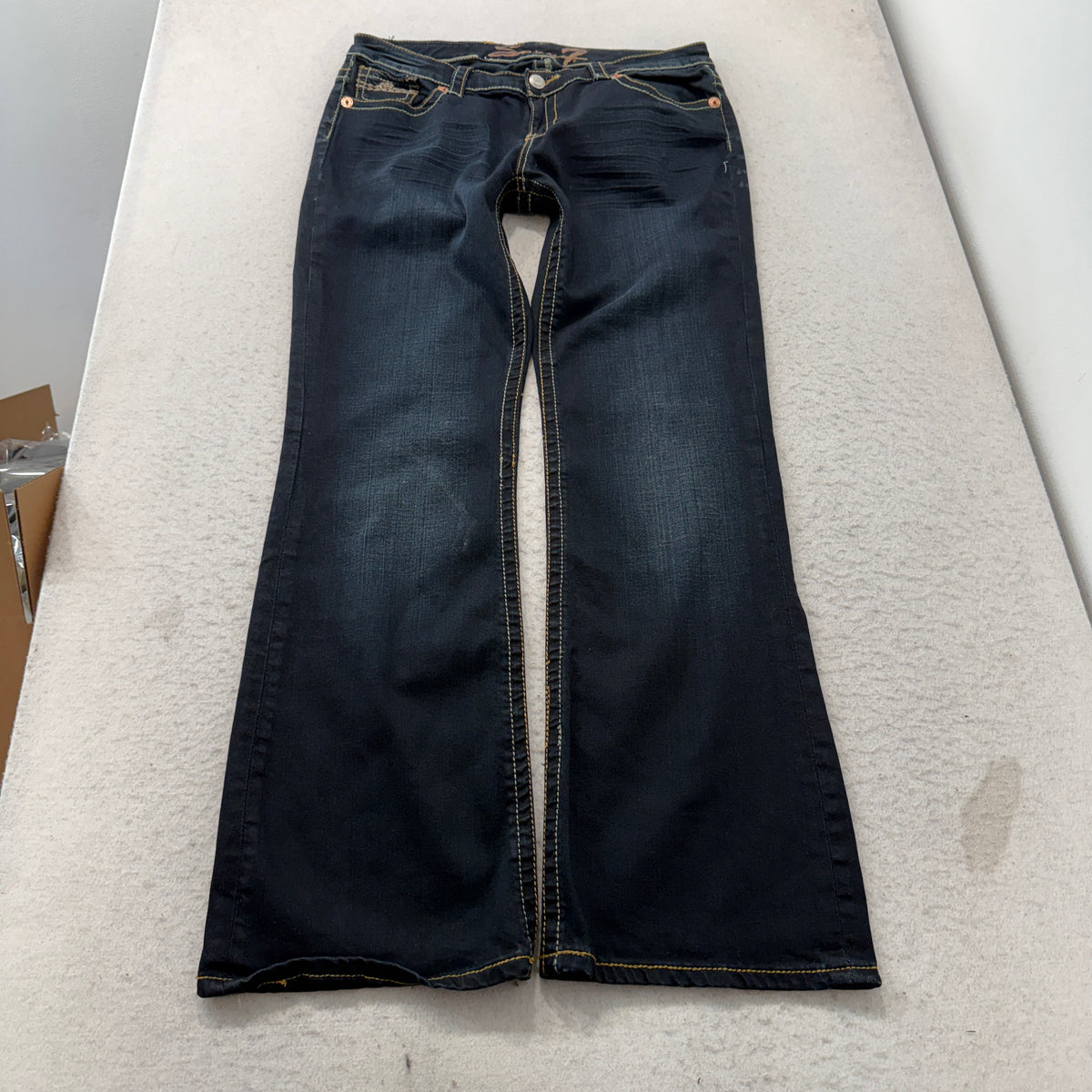 Seven7 Women's Indigo Wash Denim Flare Jeans Swirl Embroidered Pocket Size 32
