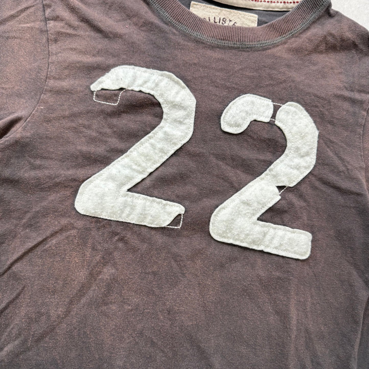 Hollister California Brown “22” Graphic Tee Short Sleeve Size L