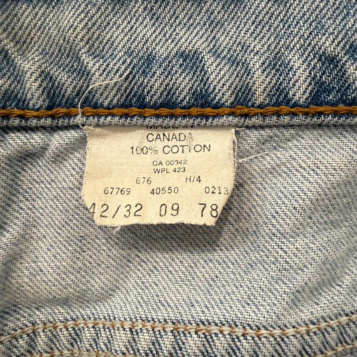 Levis Vintage 550 Light Wash Cutoff Jean Shorts Size 42 photo 4