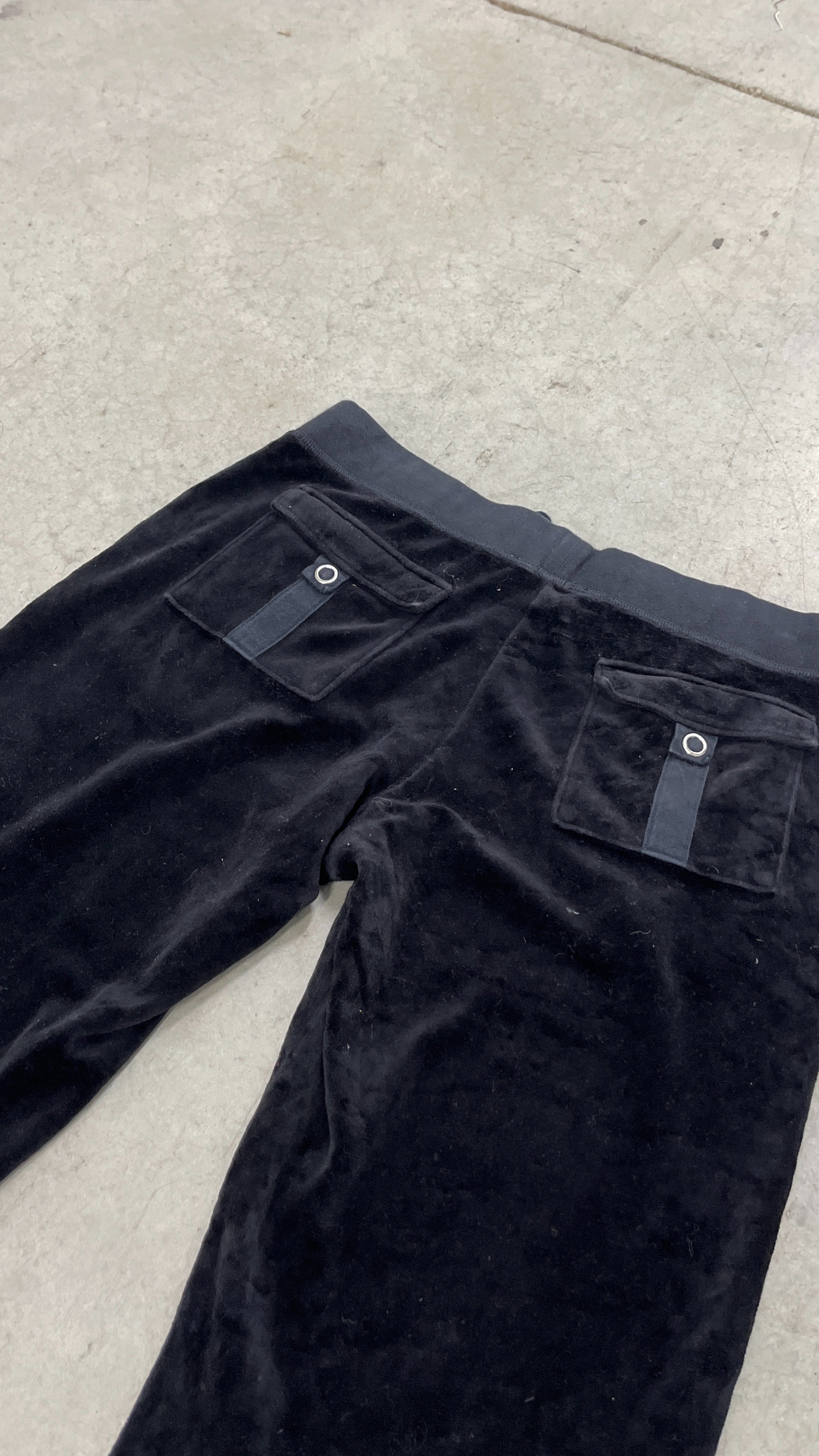 Juicy Couture Velour Back Snap Pockets + Logo Size L