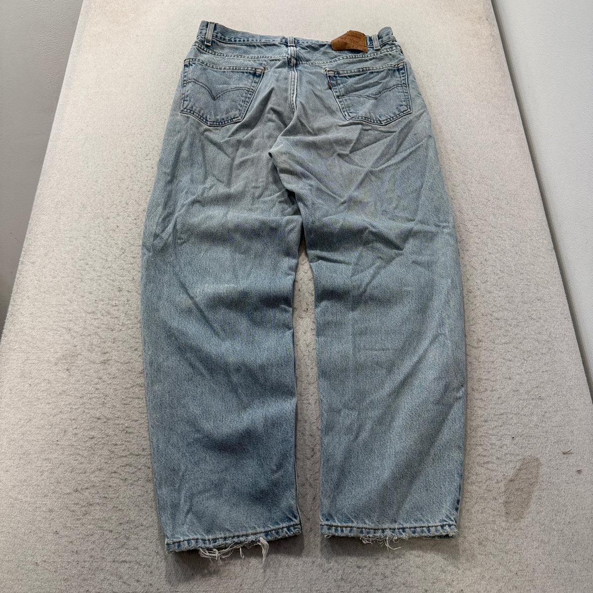 Vintage Levi's Jeans Men's Light Wash Blue Denim Relaxed Fit Size 36x30 photo 2