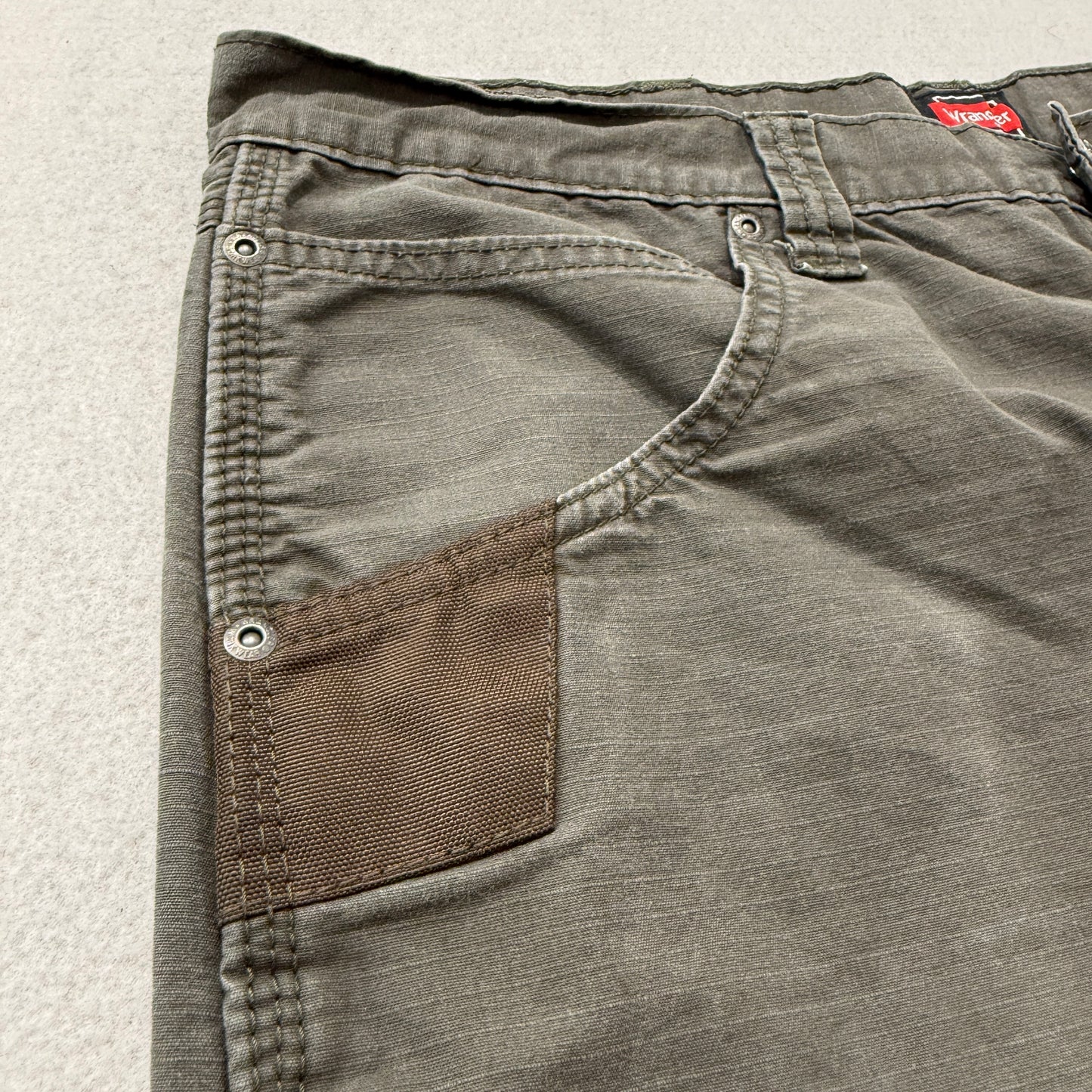 Wrangler Workwear Men's Olive Green Utility Pants Pockets Classic Y2K Size W36