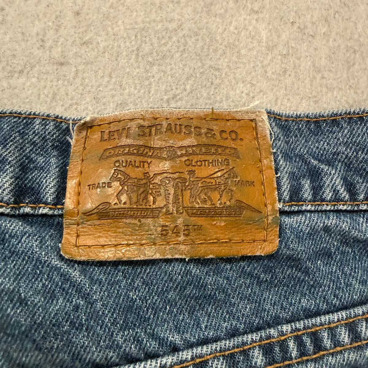 Levis 550 Relaxed Fit Medium Wash Jeans Size 42x30 photo 4