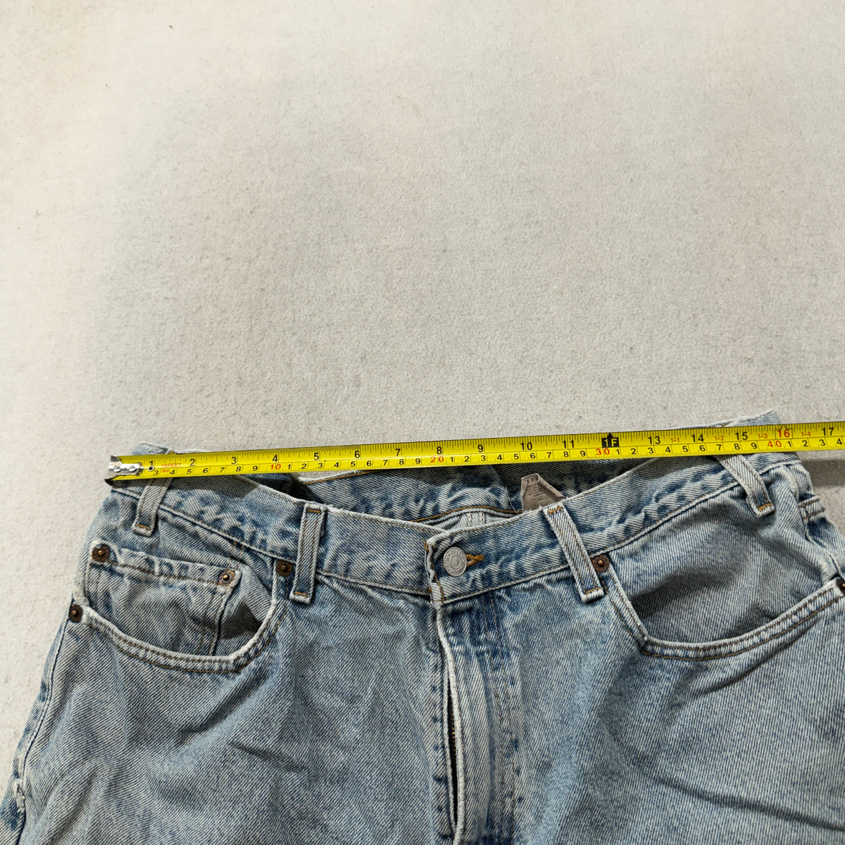Vintage Levi's Jeans Men's Light Wash Blue Denim Relaxed Fit Size 36x30 photo 3