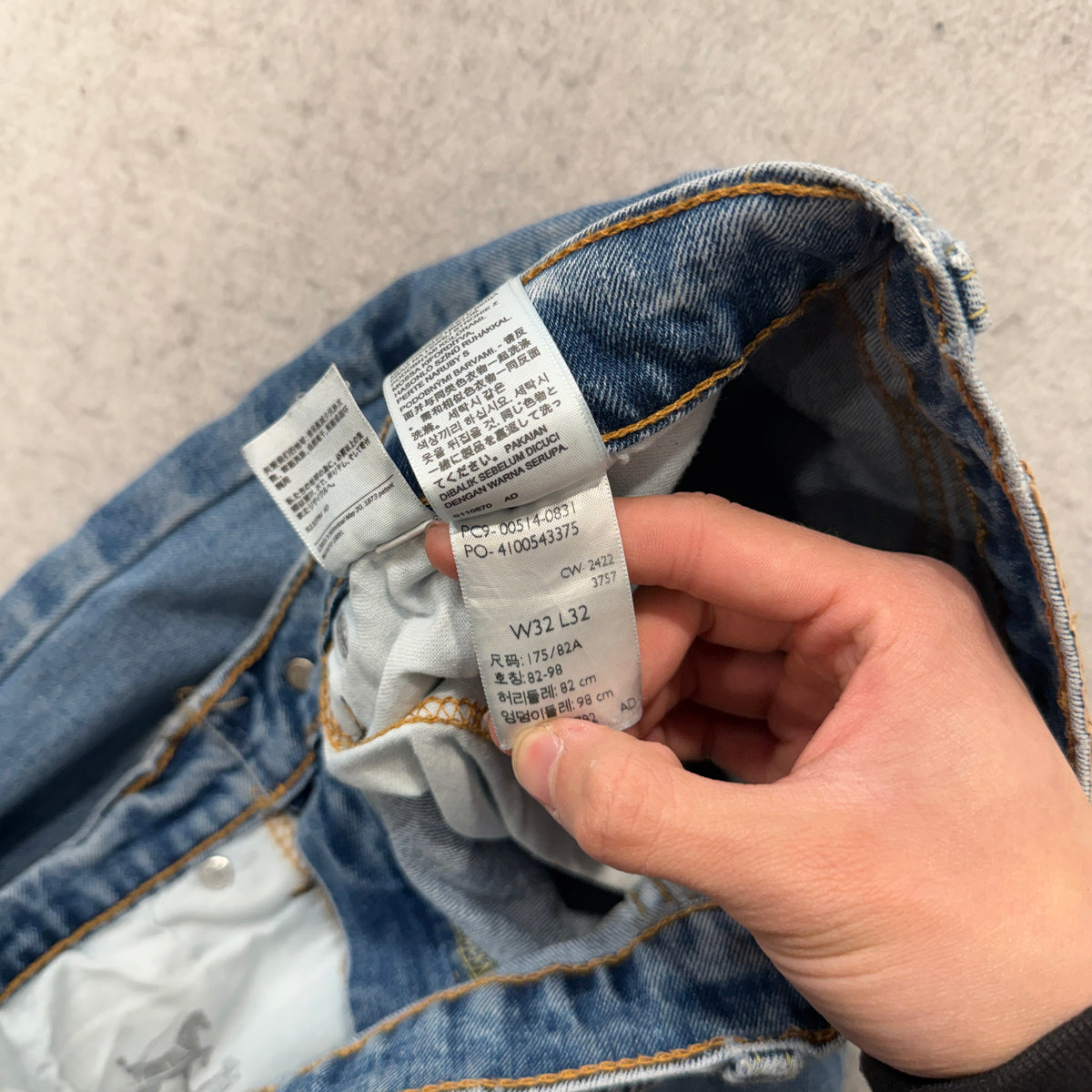 Levis Medium Wash Straight Leg Jeans Size 32x32 photo 3