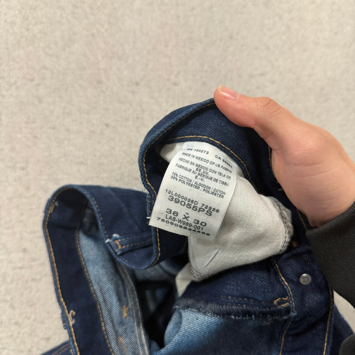 Wrangler Dark Rinse Relaxed Jeans Size 38x30 photo 3