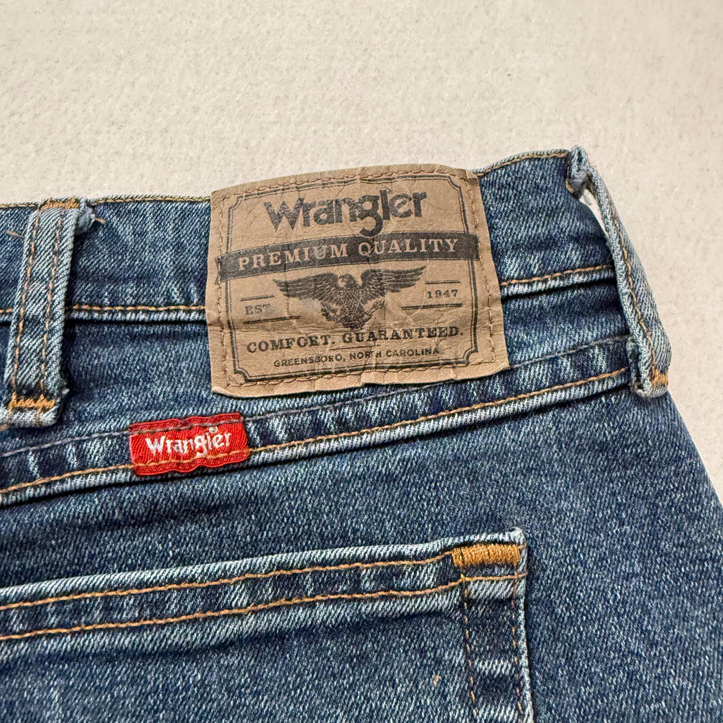 Wrangler Men's Blue Denim Jeans Relaxed Fit Zip-Fly Pockets Classic Size W36