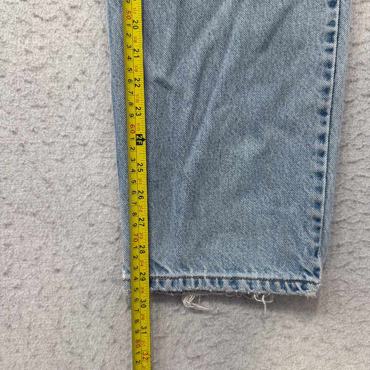 Vintage Levi's Jeans Men's Light Wash Blue Denim Relaxed Fit Size 36x30 photo 4