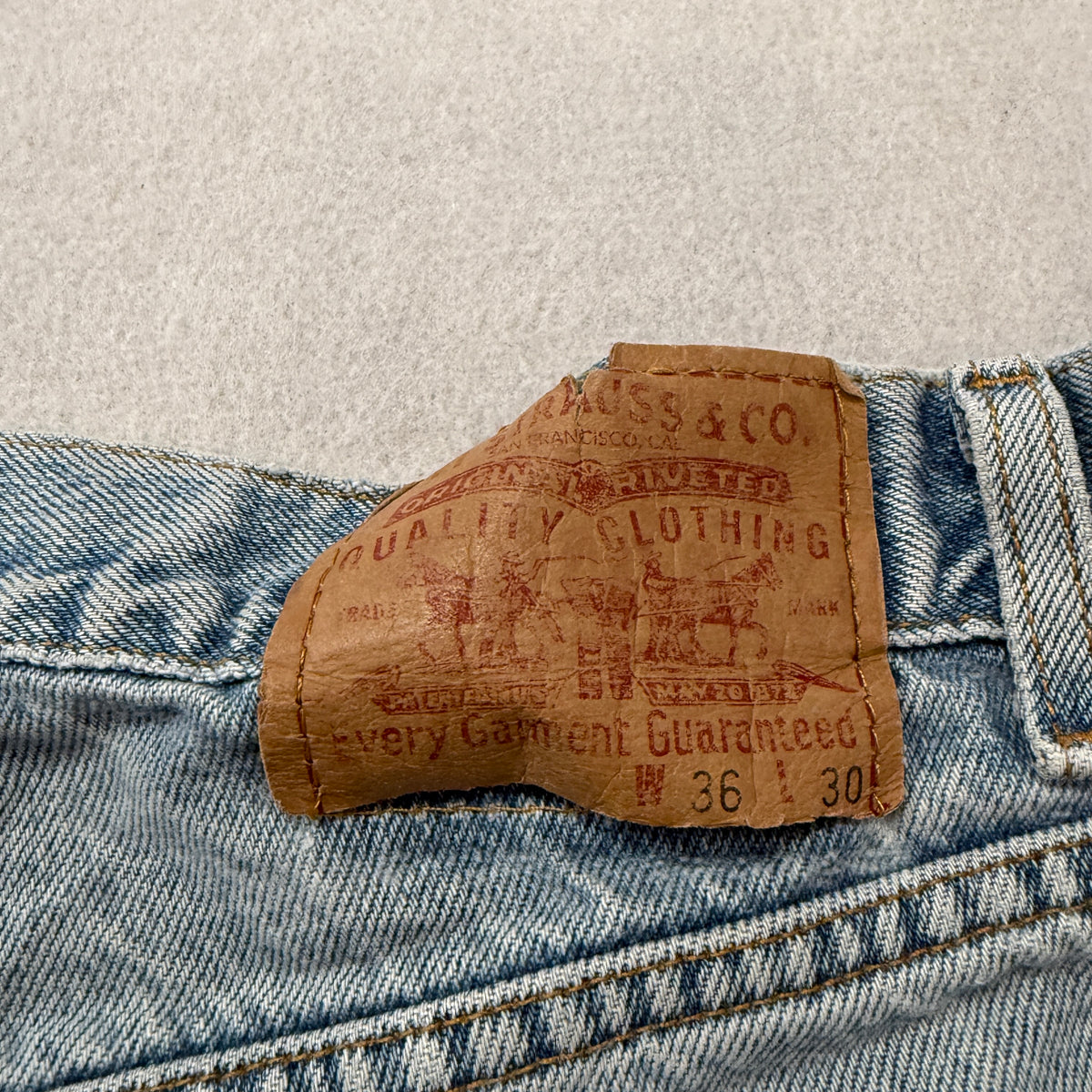 Vintage Levi's Jeans Men's Light Wash Blue Denim Relaxed Fit Size 36x30 photo 6