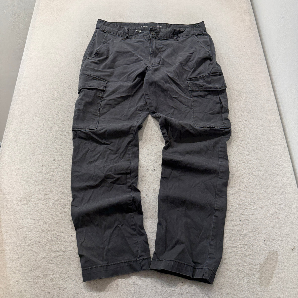 Old Navy Straight Built-In Flex Cargo Pants Men's Charcoal Gray Size 34x30 photo 1