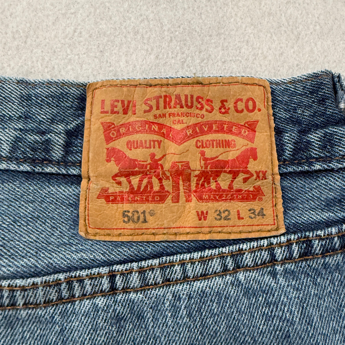 Levi's 501 Original Fit Jeans Men's Medium Wash Blue Button Fly Straight Size 32x34 photo 5