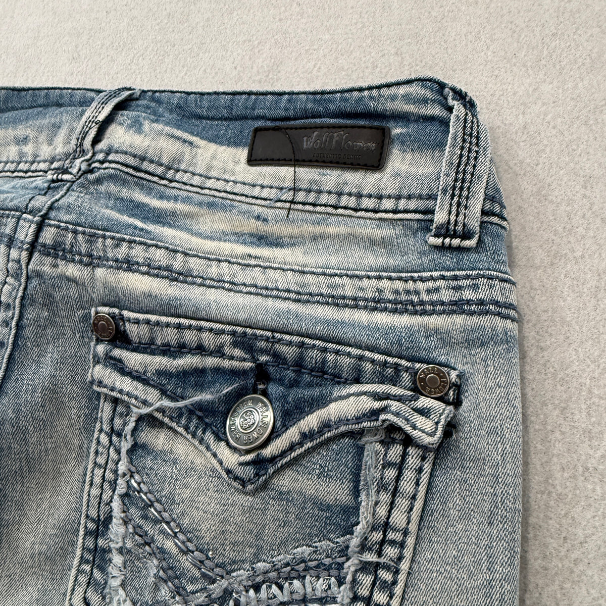 WallFlower Womens Blue Light Wash Denim Bootcut Jeans Stretch Flap Pocket Size 9