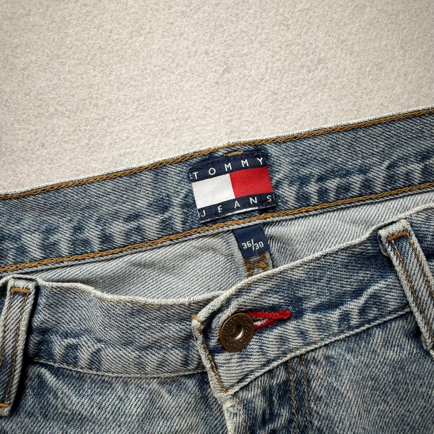 Tommy Hilfiger Men's Light Wash Blue Denim Baggy Straight Leg Jeans Size 36