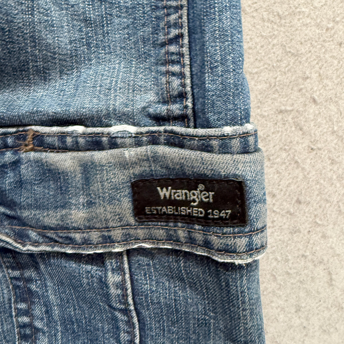 Wrangler Cargo Jeans Men's Medium Wash Blue Denim Utility Pockets Size 36x34 photo 3