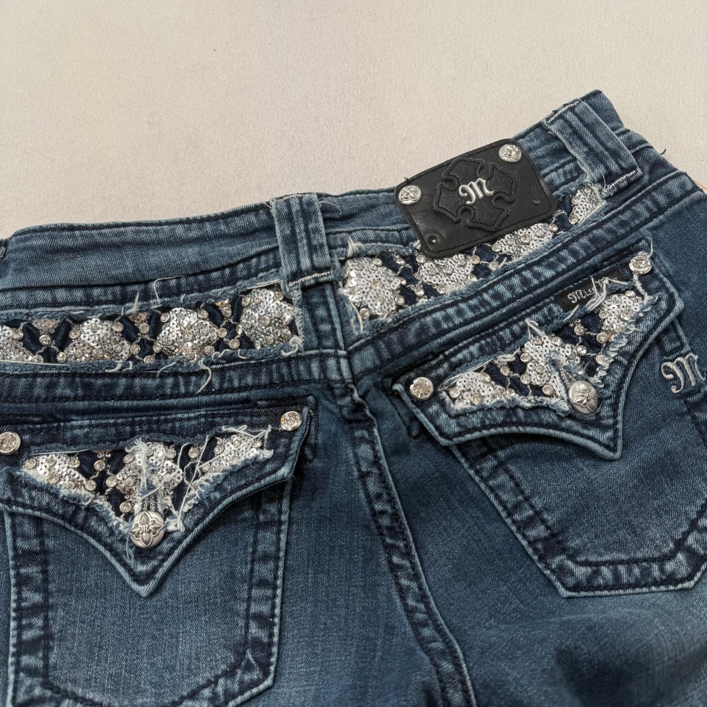 Miss Me Boyfriend Womens Dark Blue Denim Capri Jeans Sequins Flap Pocket Size 27