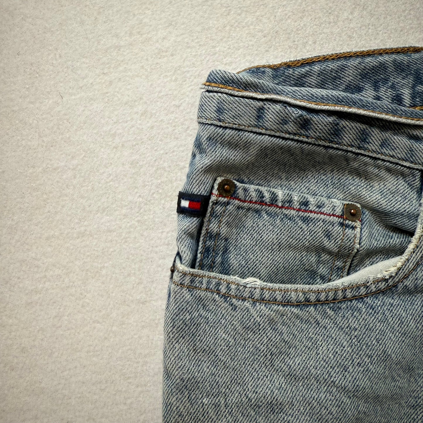 Tommy Hilfiger Men's Light Wash Blue Denim Baggy Straight Leg Jeans Size 36