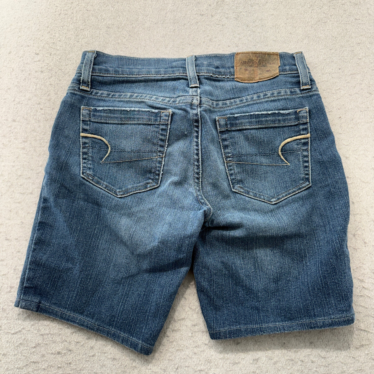 American Eagle Women's Blue Denim Bermuda Shorts Medium Wash Casual Size W28