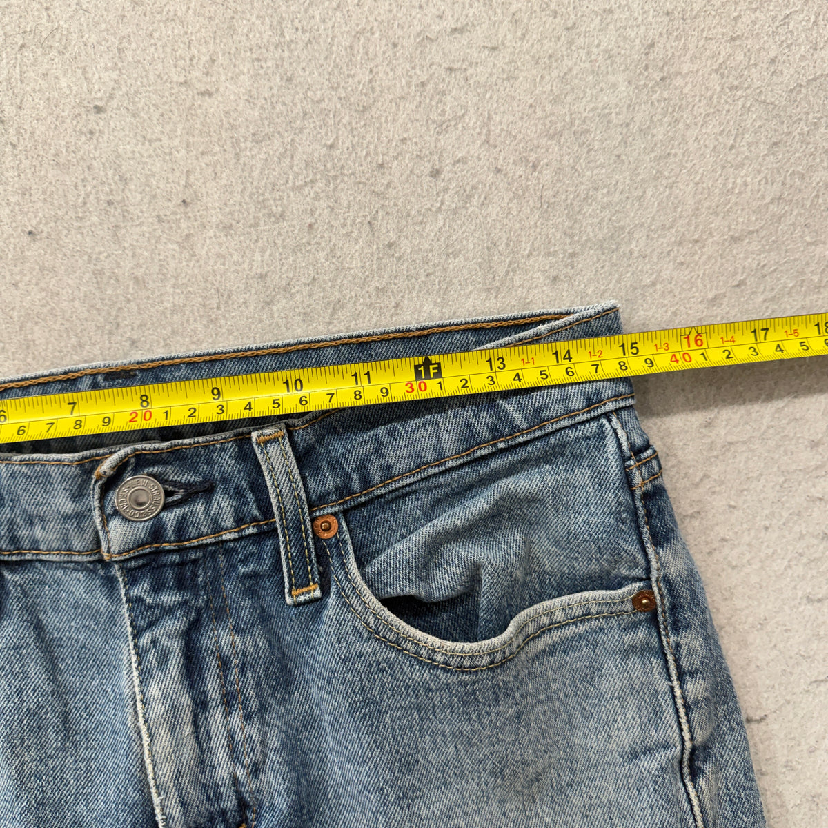 Levis Light Wash Straight Leg Jeans Size 29x32 photo 4