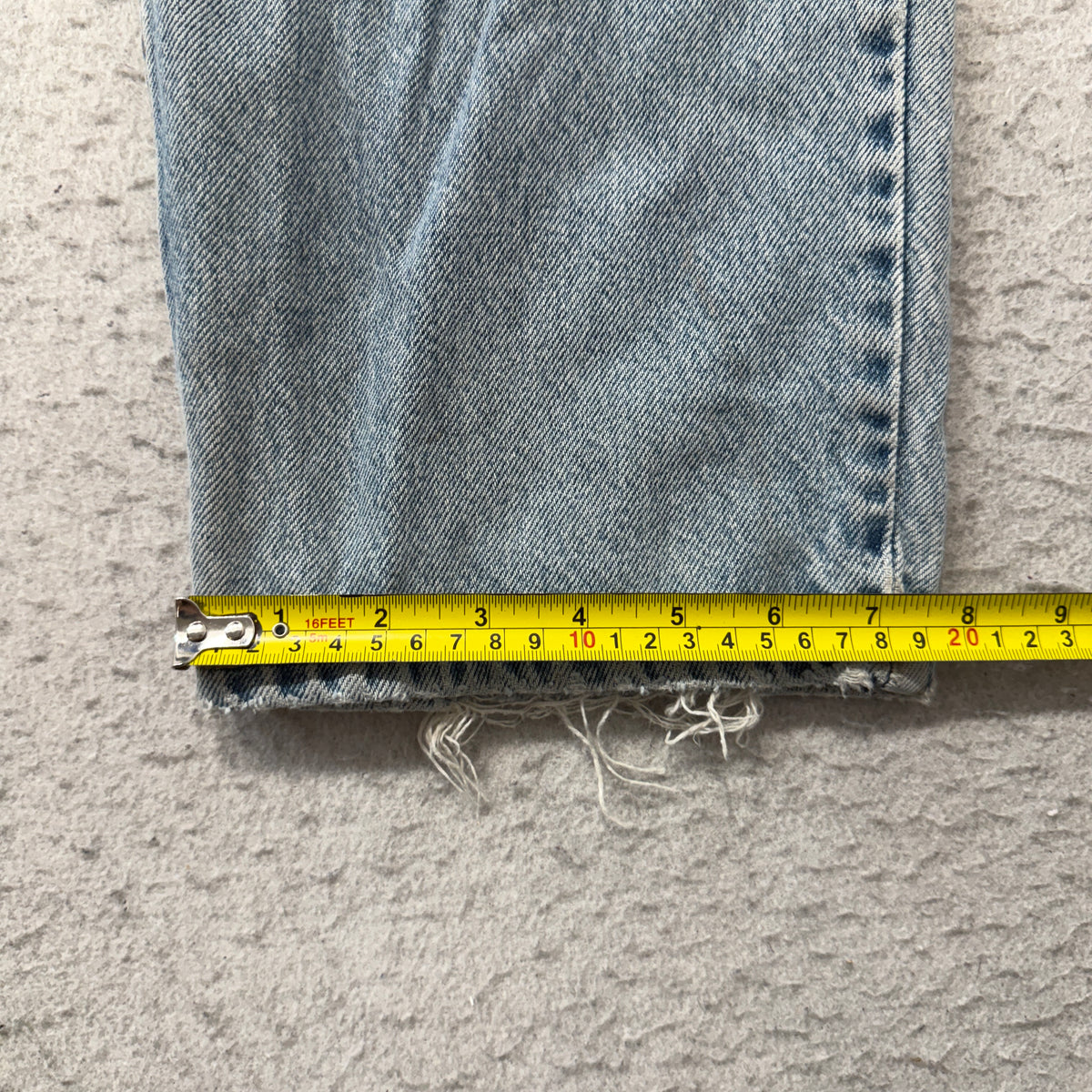 Vintage Levi's Jeans Men's Light Wash Blue Denim Relaxed Fit Size 36x30 photo 5