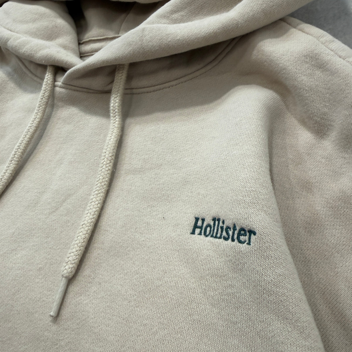 Hollister Men's Beige Fleece Pullover Hoodie Kangaroo Pockets Y2K Logo Size XL