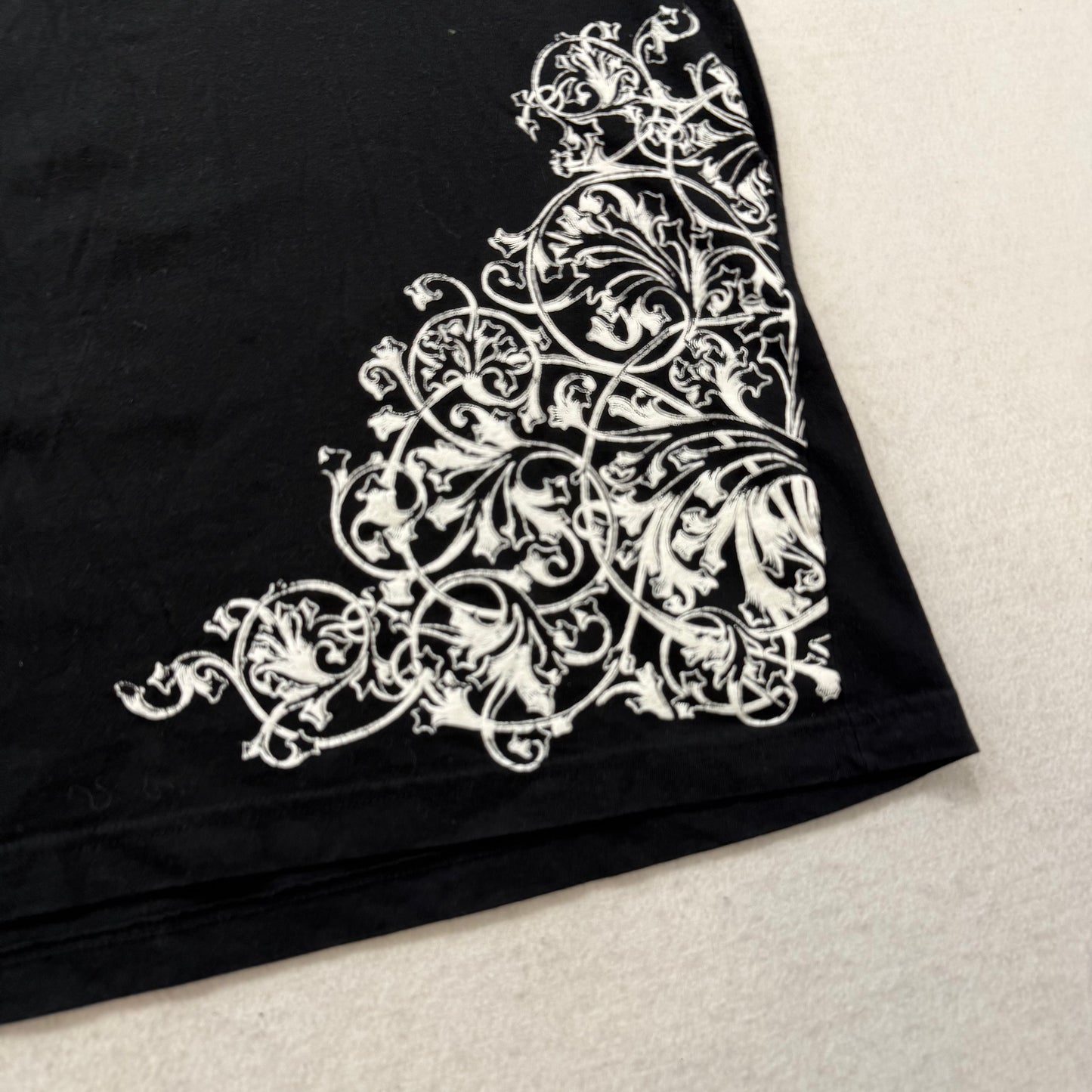 Guess Jeans Black Graphic T-Shirt “Legends Never Die” Gothic Print Size L