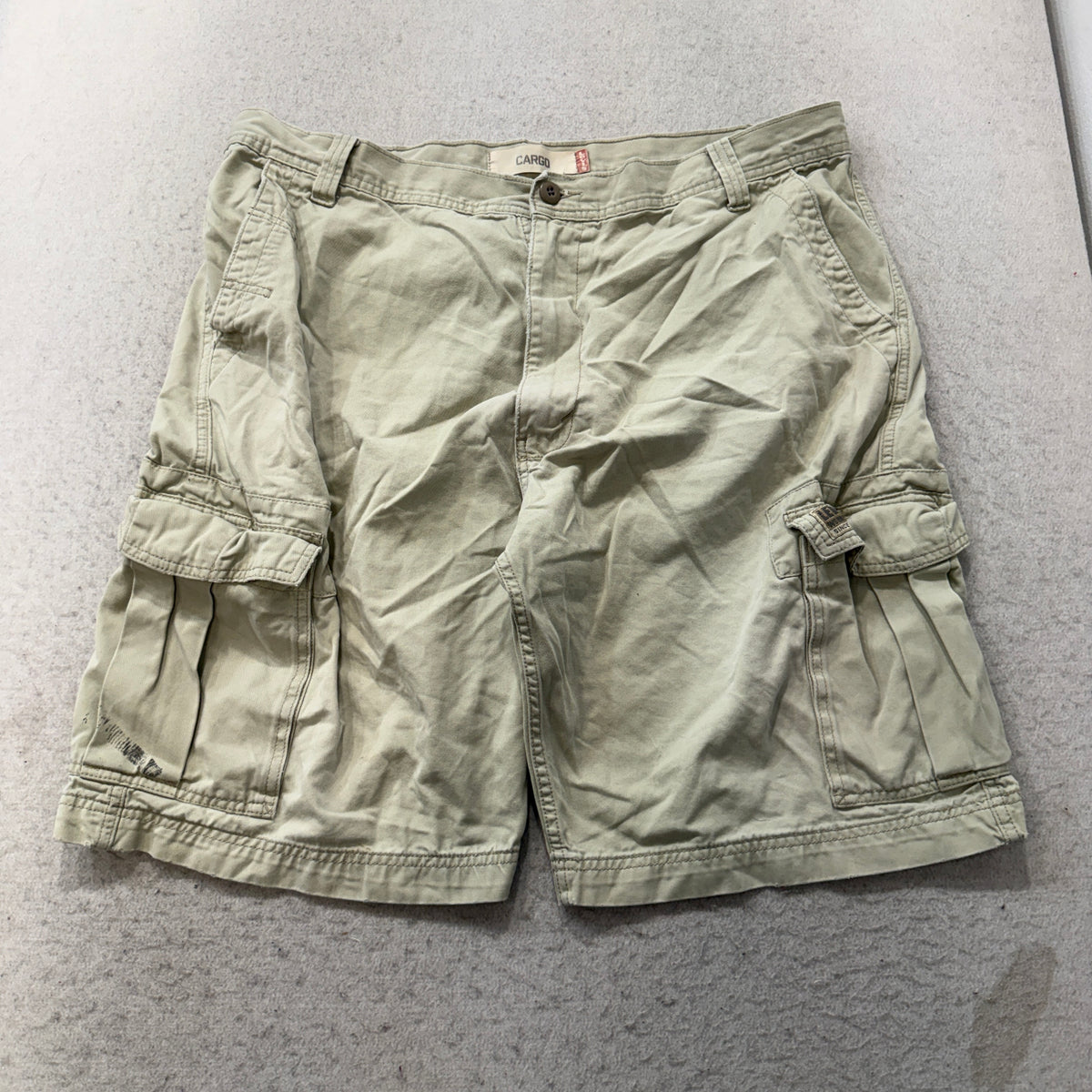 Levis Cargo Shorts Khaki Size 40 photo 1