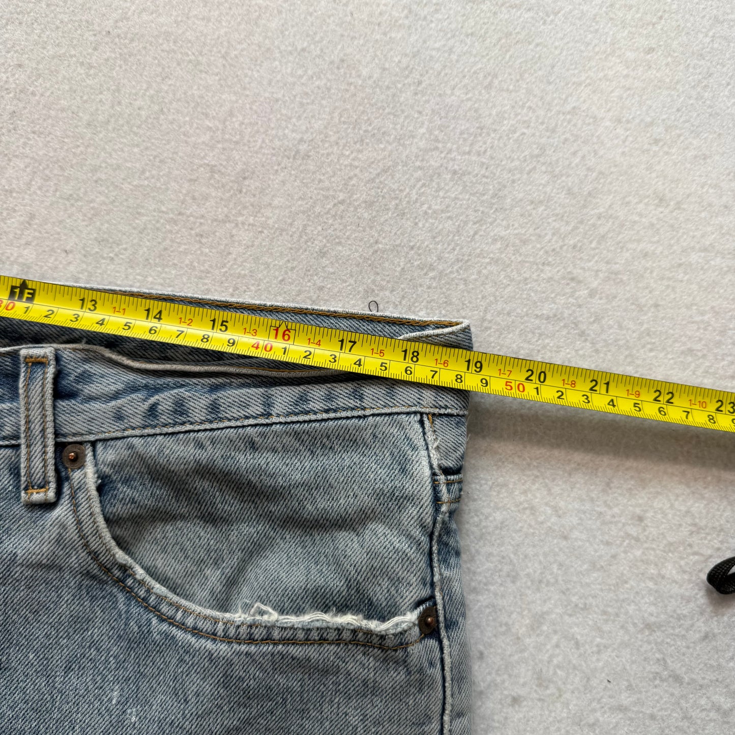 Tommy Hilfiger Men's Light Wash Blue Denim Baggy Straight Leg Jeans Size 36