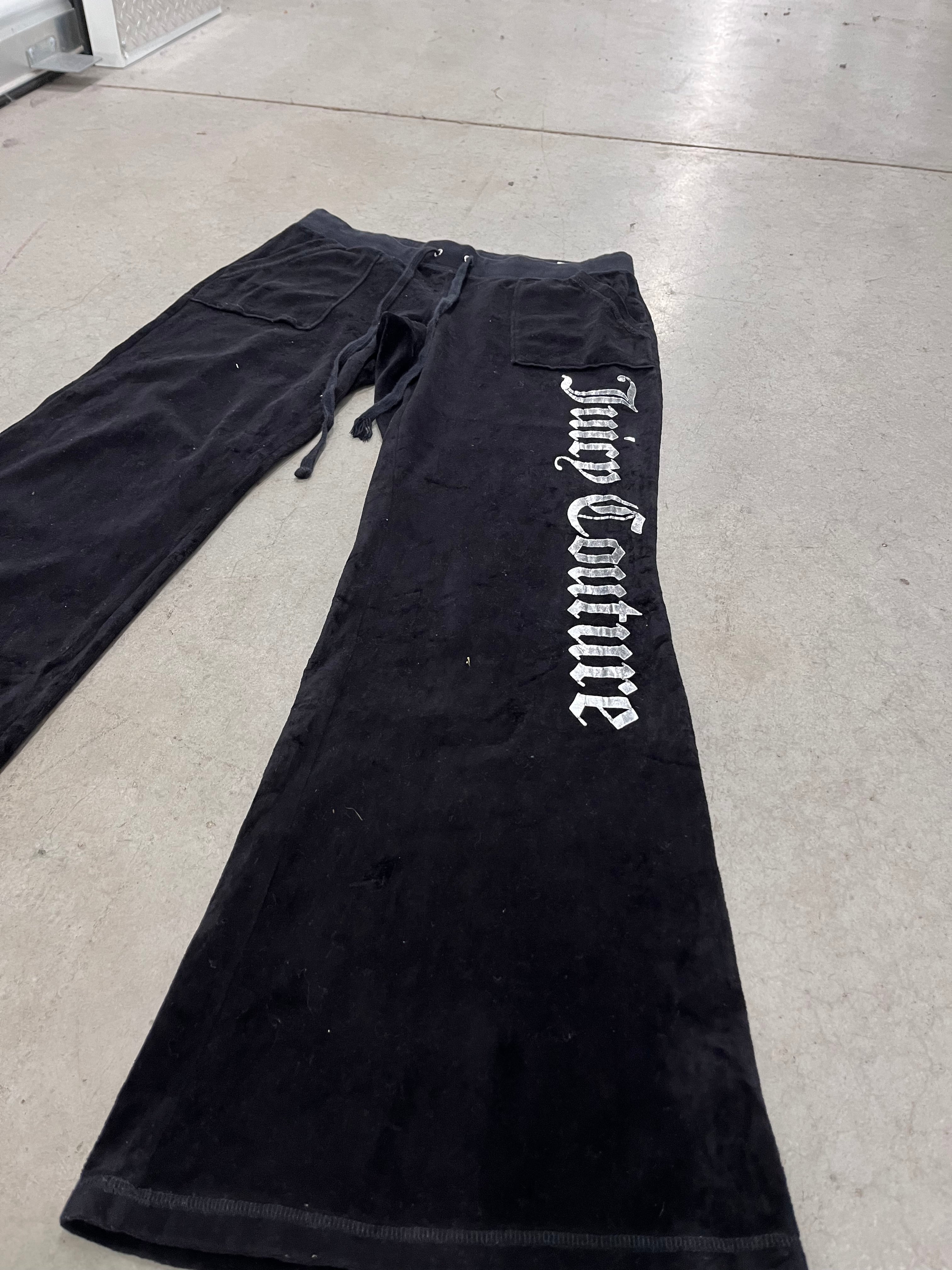 Juicy Couture Velour Back Snap Pockets + Logo Size L