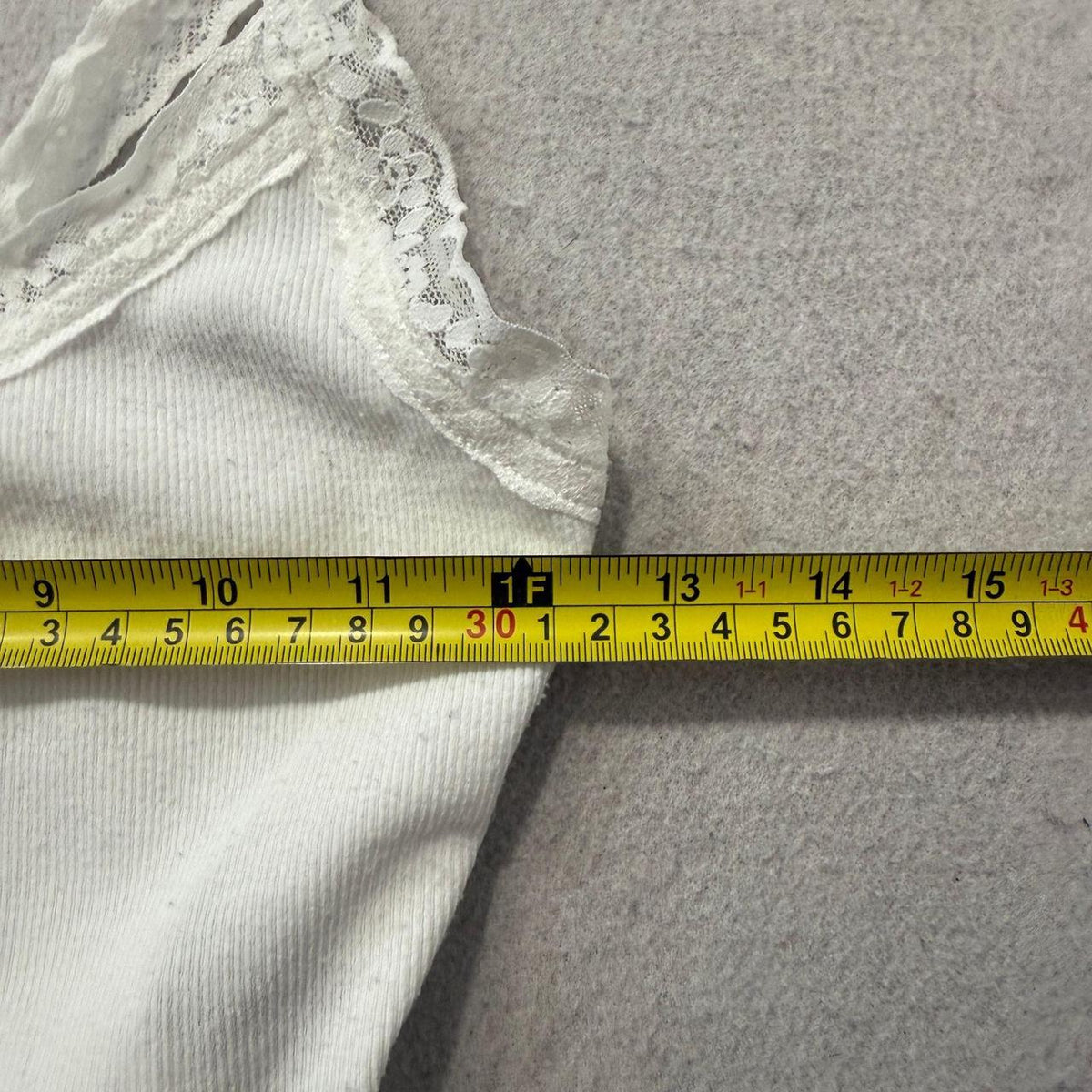 Vintage Y2K 2000's Women's Dazy White Lace Trim Ribbed Camisole