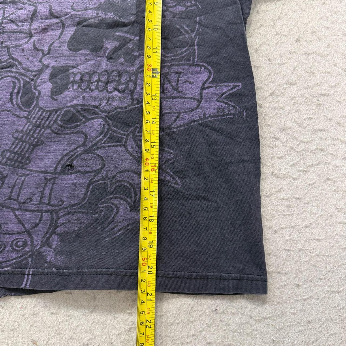 Vintage Y2K 2000's Grey Star Faded Grunge Skull Graphic Tee