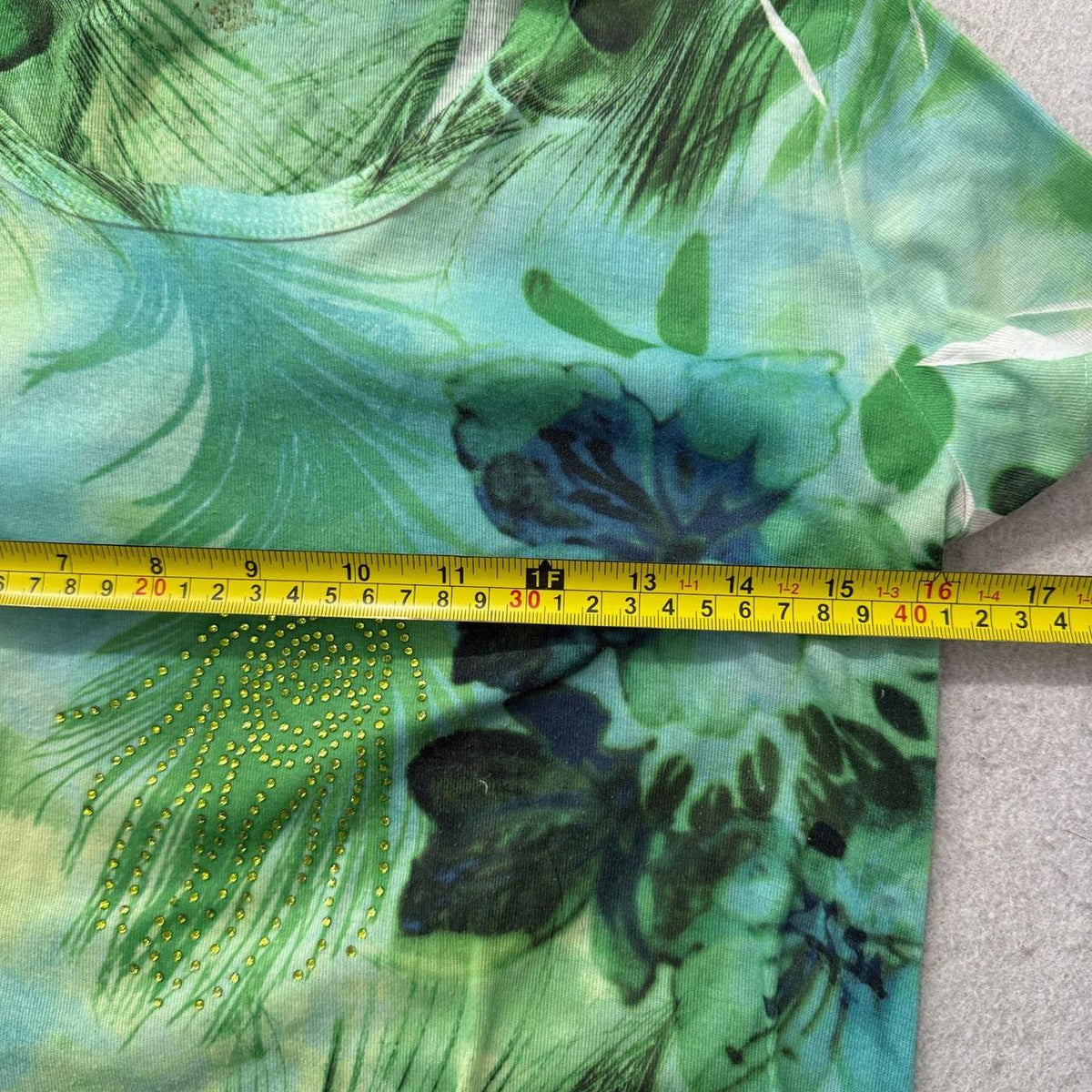 Vintage Y2K 2000's Women's Green Tie-Dye Floral Beaded Graphic Tee