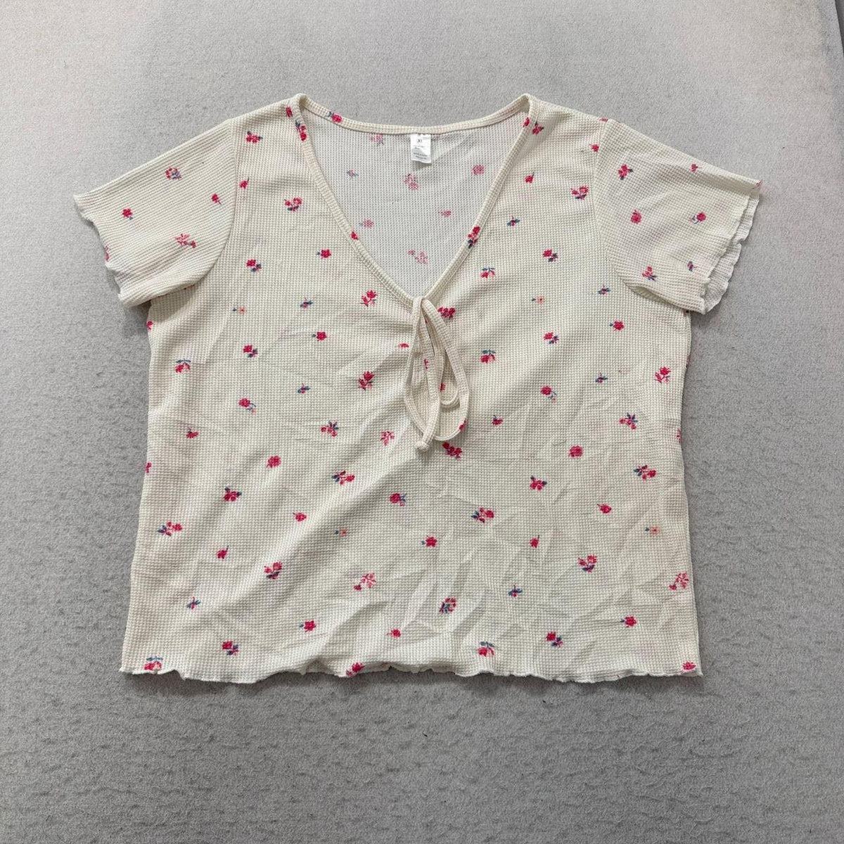 Vintage Y2K 2000's Women's Cream Floral Graphic Boxy Tee