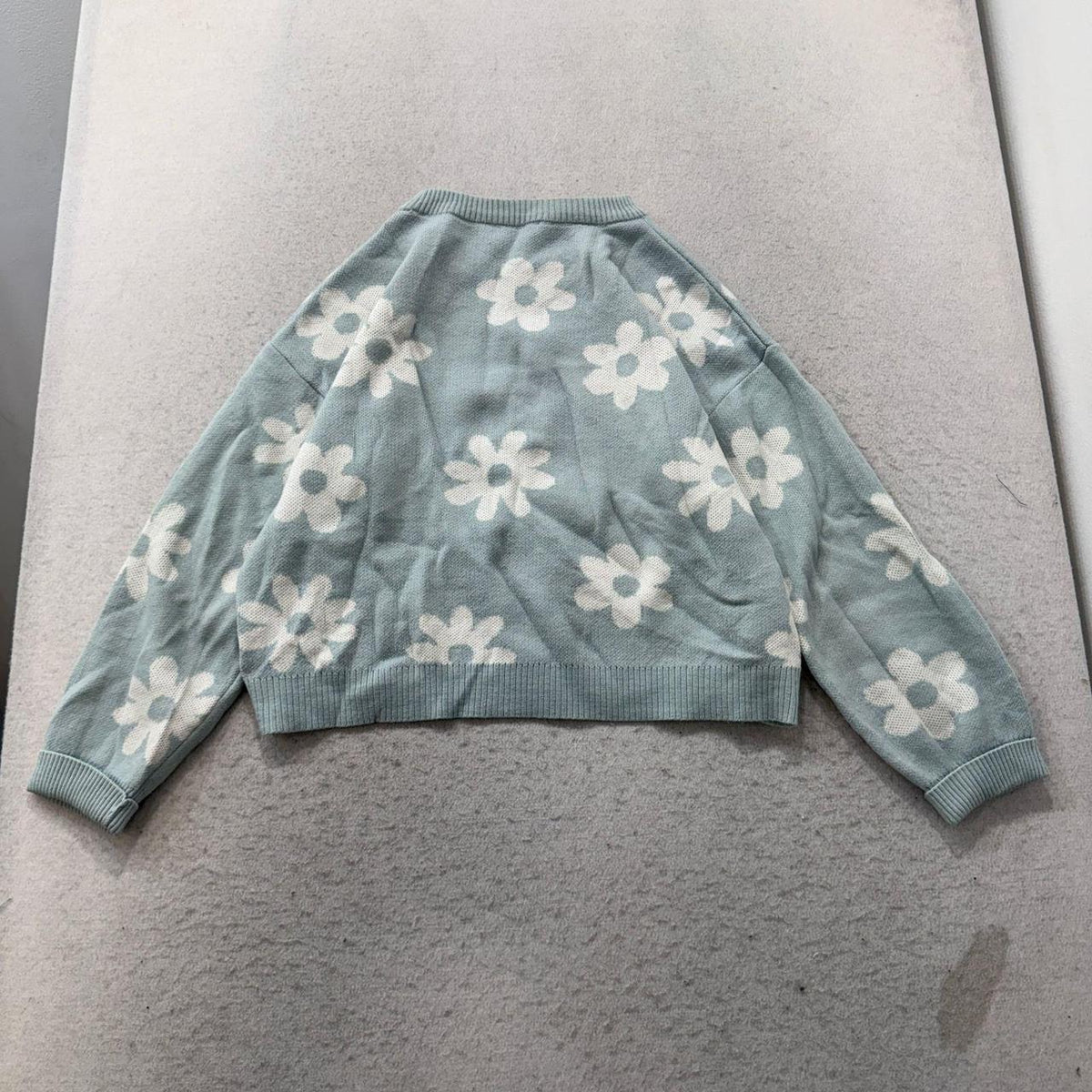 Vintage Y2K 2000's Women's Sage Green Boxy Graphic Floral Crop Sweatshirt