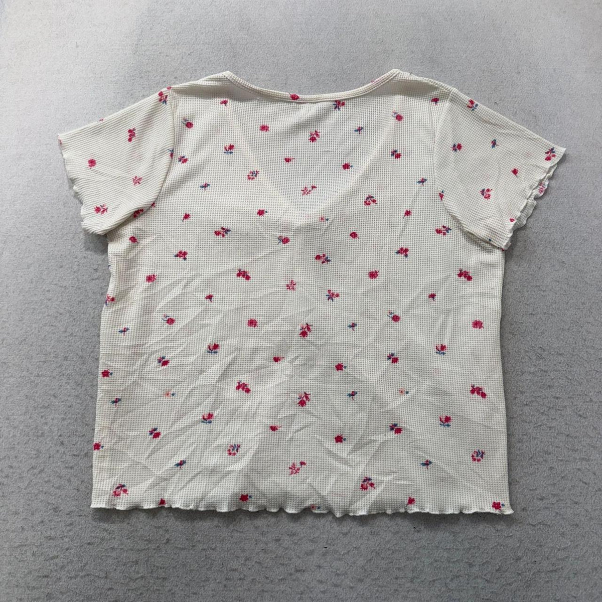 Vintage Y2K 2000's Women's Cream Floral Graphic Boxy Tee
