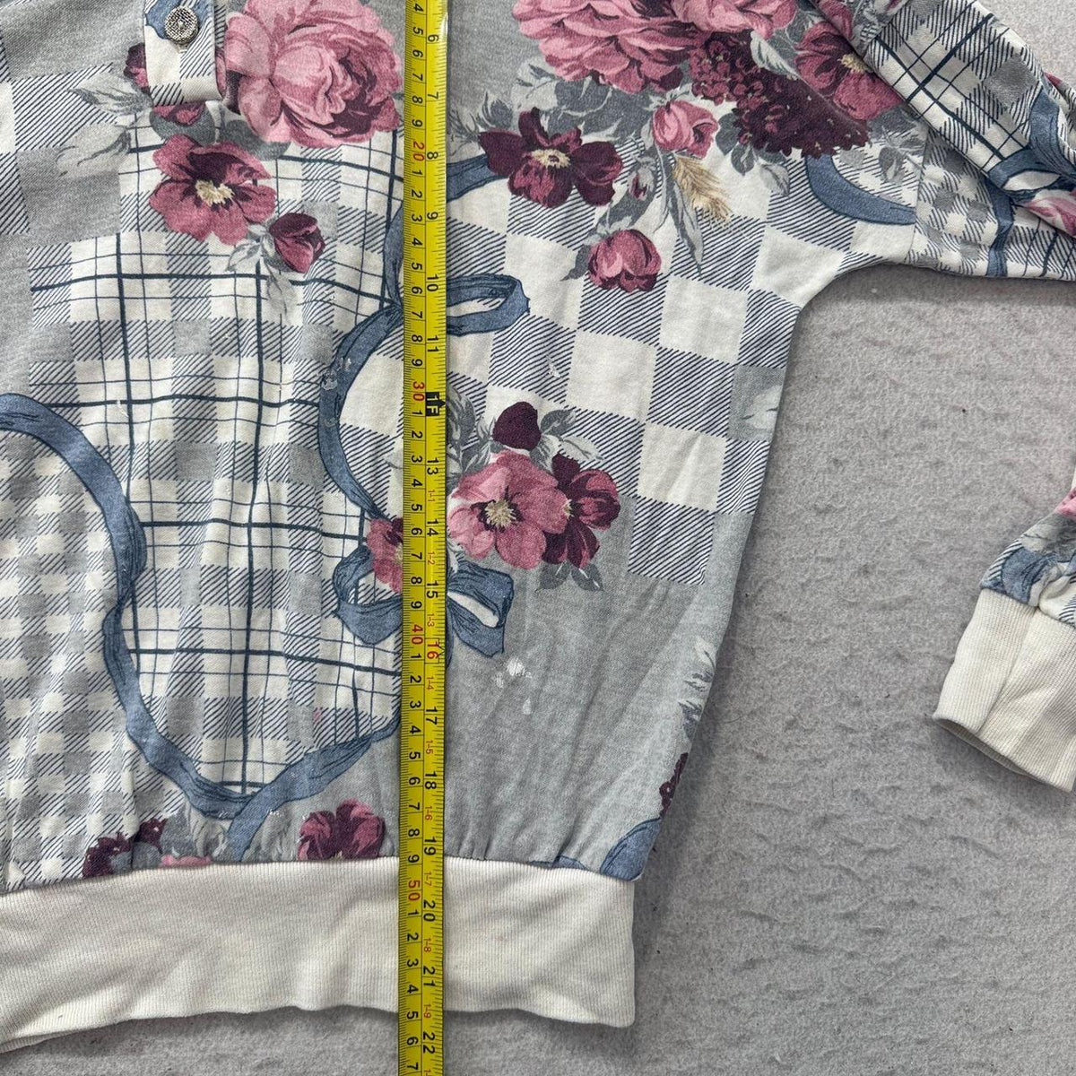 Vintage Y2K 2000's Women's Cream Floral Graphic Boxy Cropped Sweatshirt