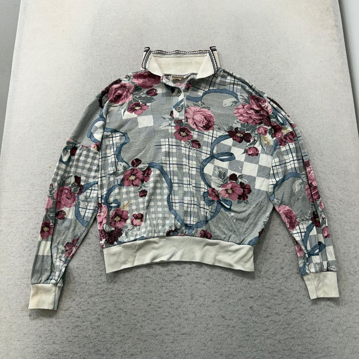 Vintage Y2K 2000's Women's Cream Floral Graphic Boxy Cropped Sweatshirt