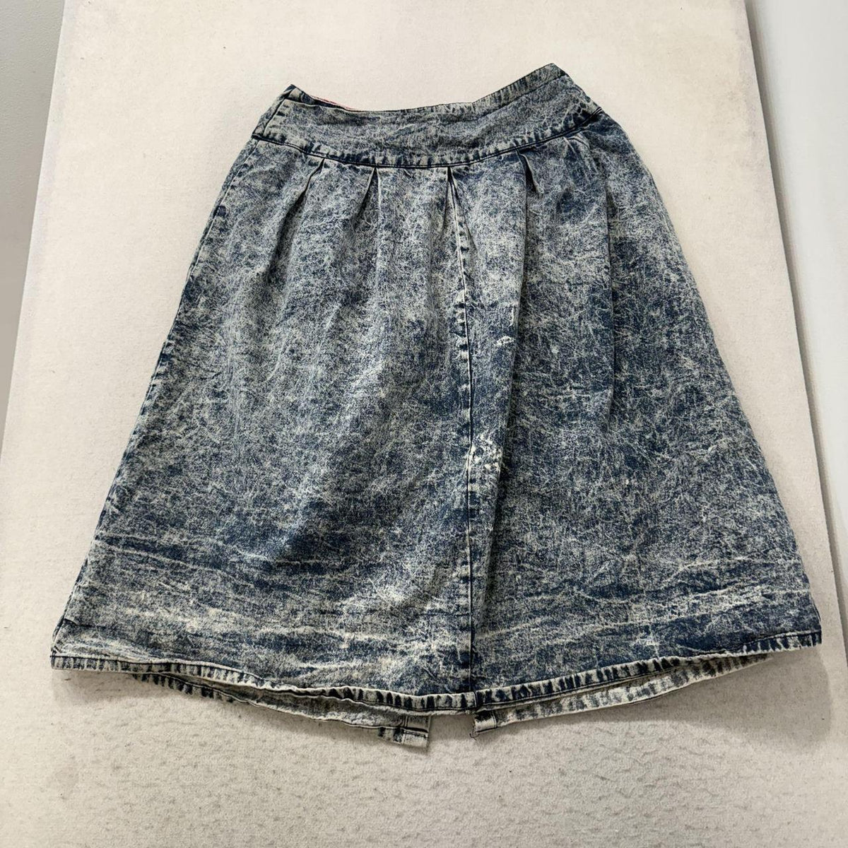 Vintage 90s Women's Faded Open Leg Acid Wash Denim Shorts