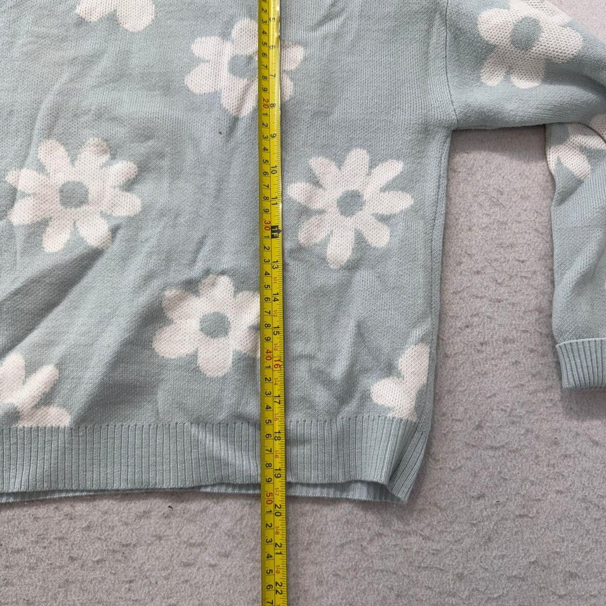 Vintage Y2K 2000's Women's Sage Green Boxy Graphic Floral Crop Sweatshirt