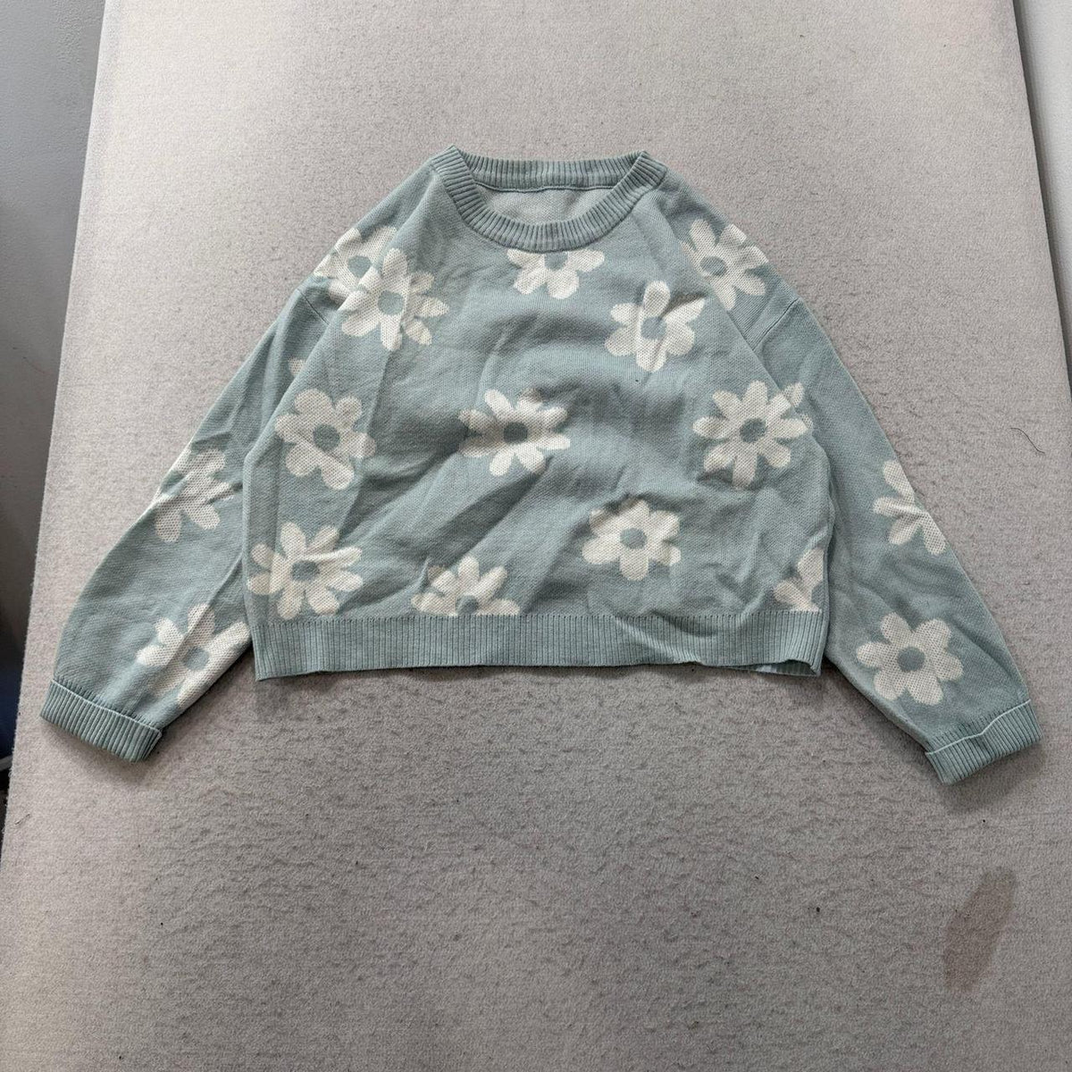 Vintage Y2K 2000's Women's Sage Green Boxy Graphic Floral Crop Sweatshirt