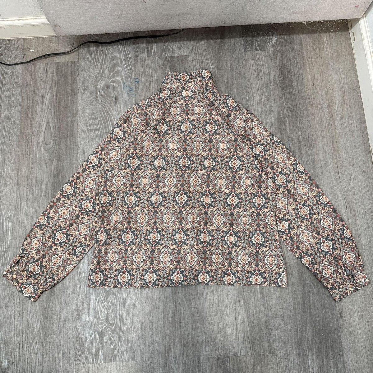 Vintage Y2K 2000's Women's Grey Boxy Geometric Floral Printed Blouse