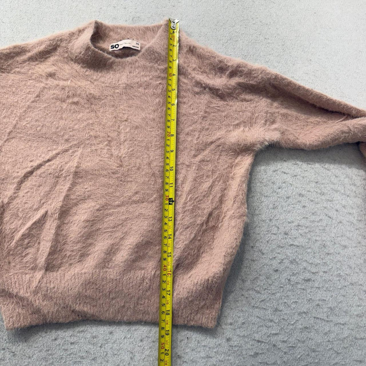 Vintage Y2K 2000's Women's Beige Boxy Fuzzy Crop Sweater