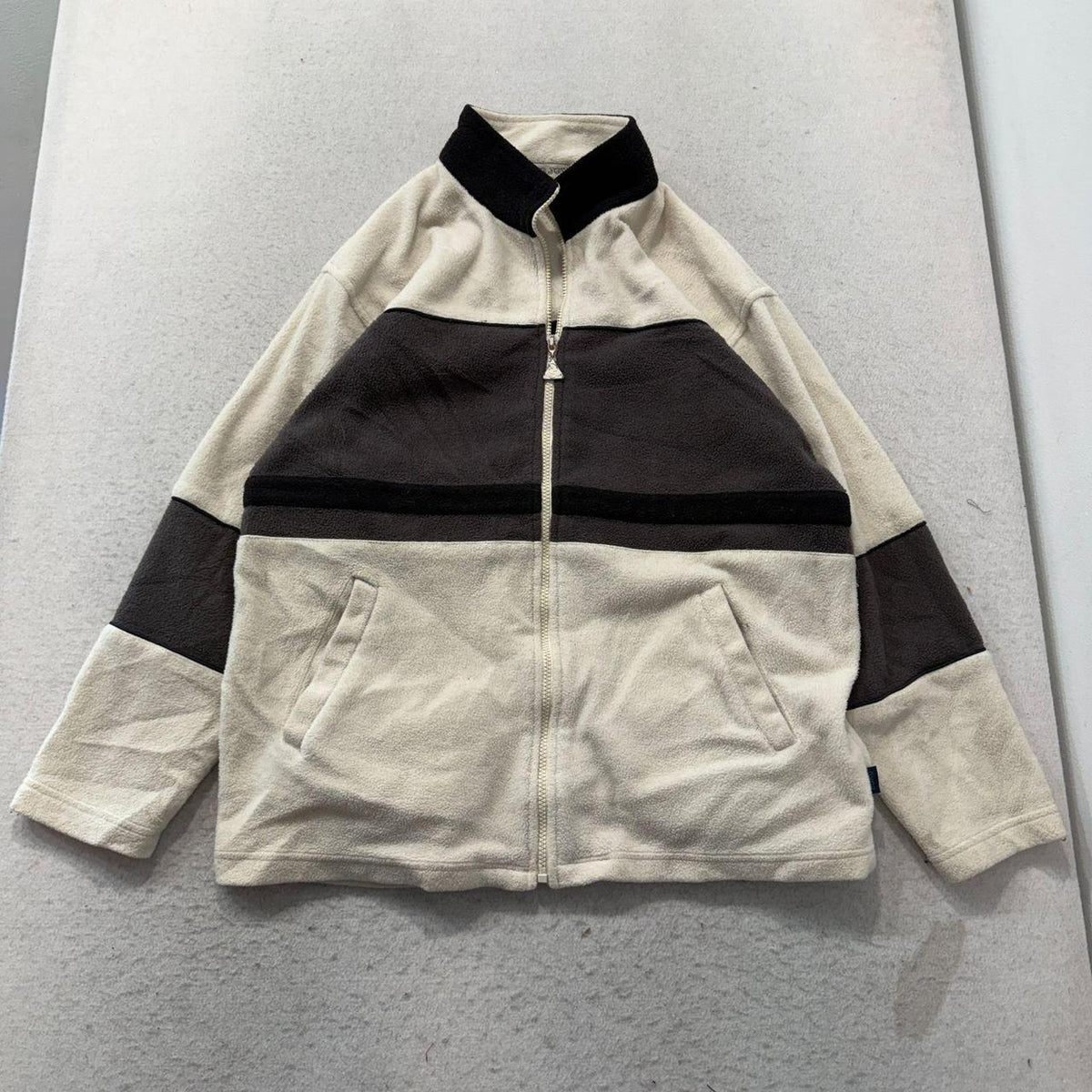 Vintage Y2K 2000's Women's Cream Black Colorblock Boxy Zip Up Fleece Jacket