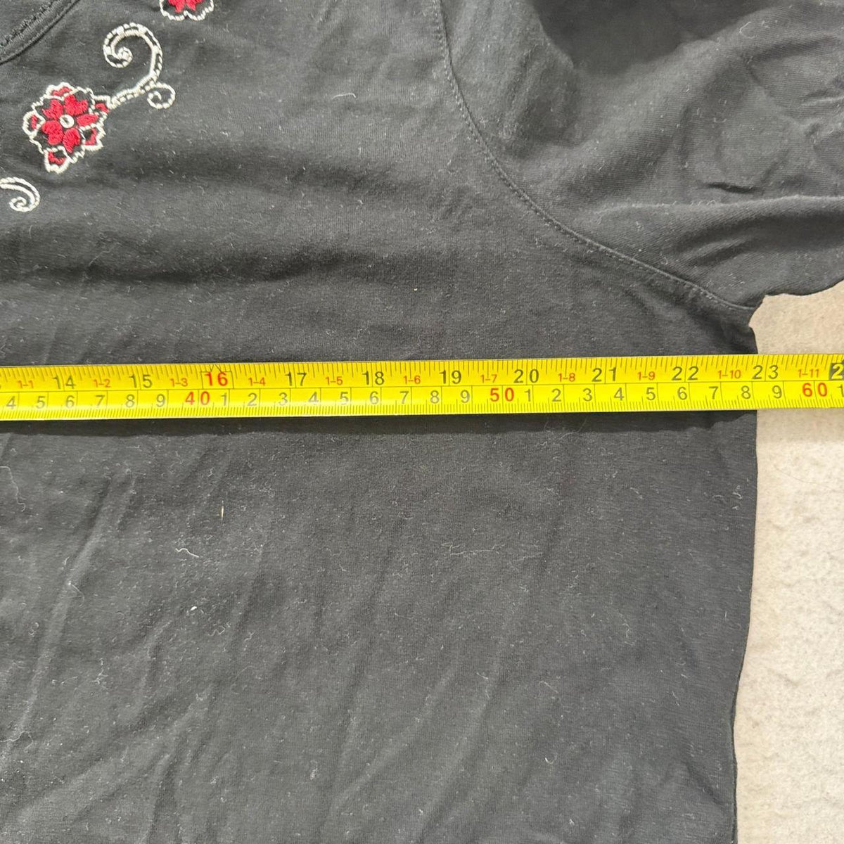 Vintage Y2K 2000's Women's Koret Black Boxy Floral Embroidered Tee
