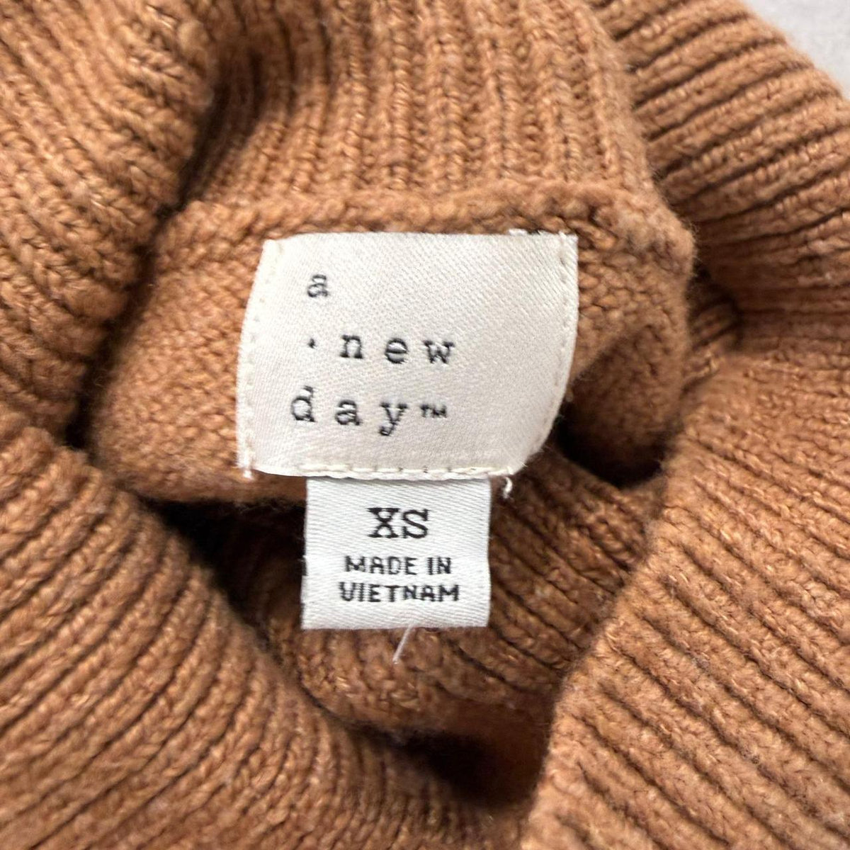 Vintage Y2K 2000's Women's Camel Boxy Turtleneck Sweater