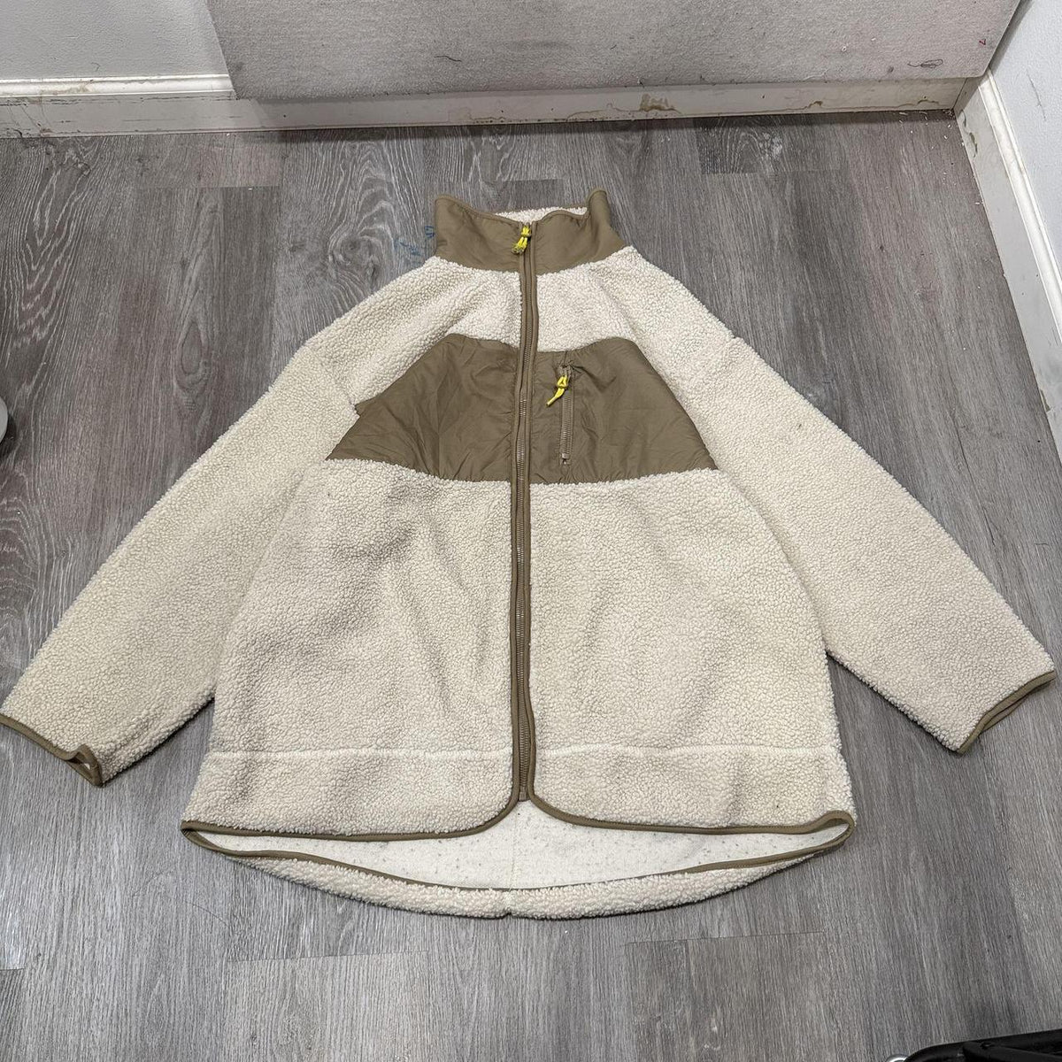 Vintage Y2K 2000's Women's Cream Olive Oversized Zip Up Fleece Jacket