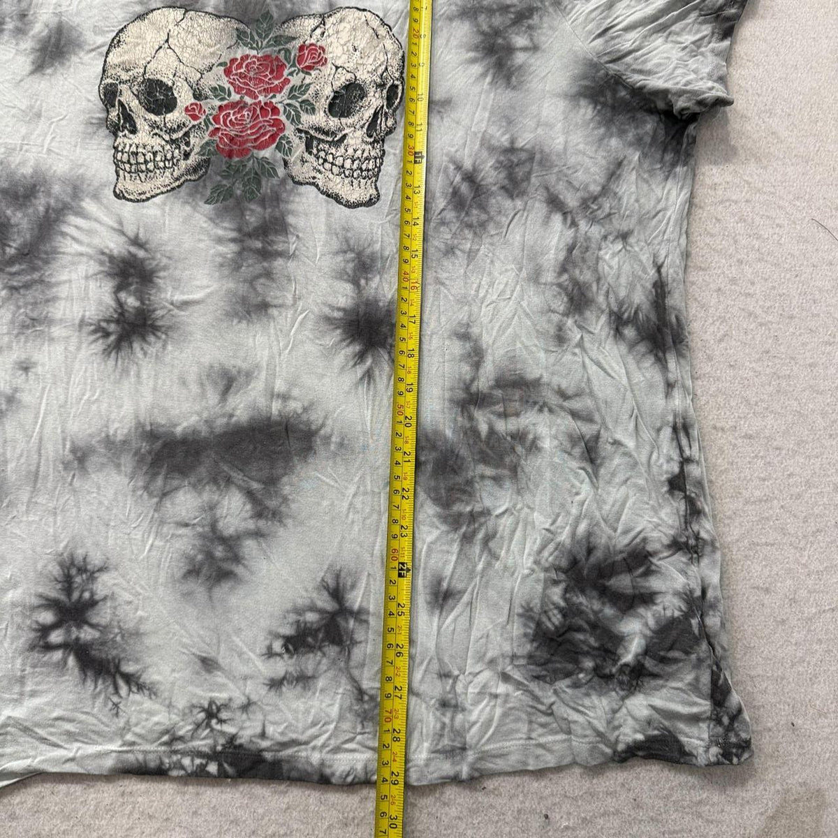 Vintage Y2K 2000's Women's Animus White Tie-Dye Boxy Skull Graphic Tee
