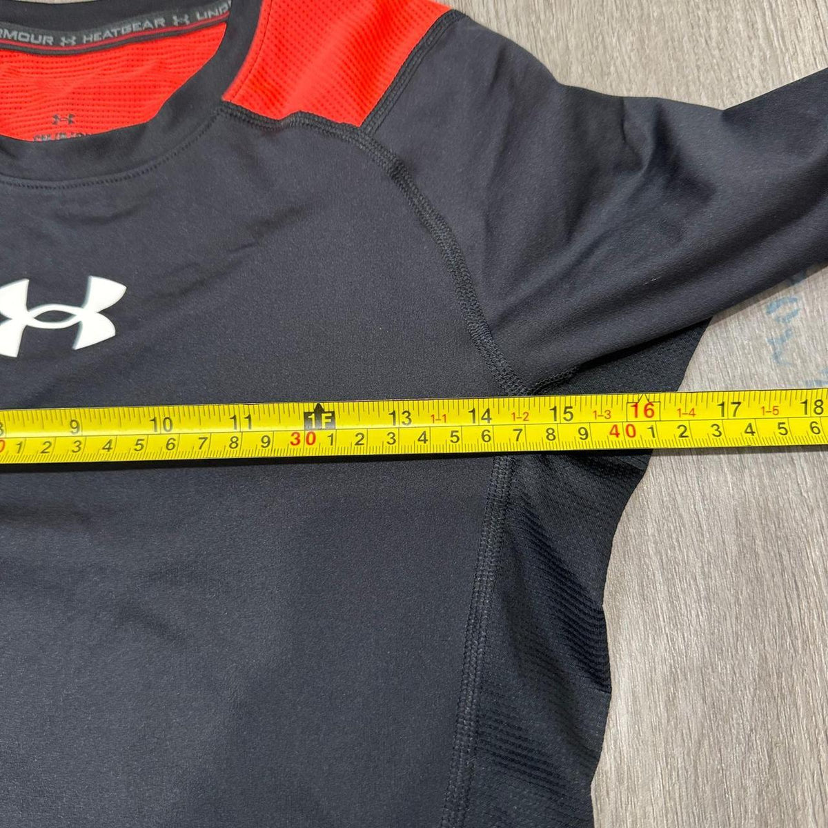 Vintage Y2K 2000's Women's Under Armour Black Fitted Long Sleeve Top