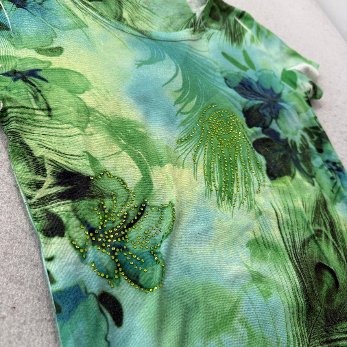 Vintage Y2K 2000's Women's Green Tie-Dye Floral Beaded Graphic Tee